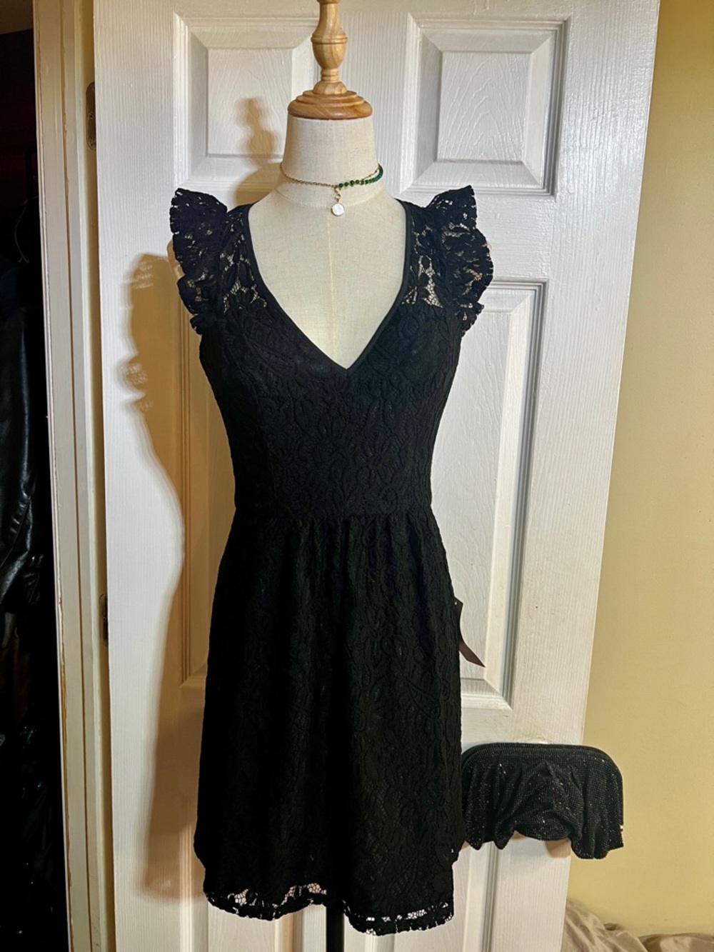 New BCBG Generation Wms Lace Floral V‎ Neck Pleated Mini Little Black Dress  4